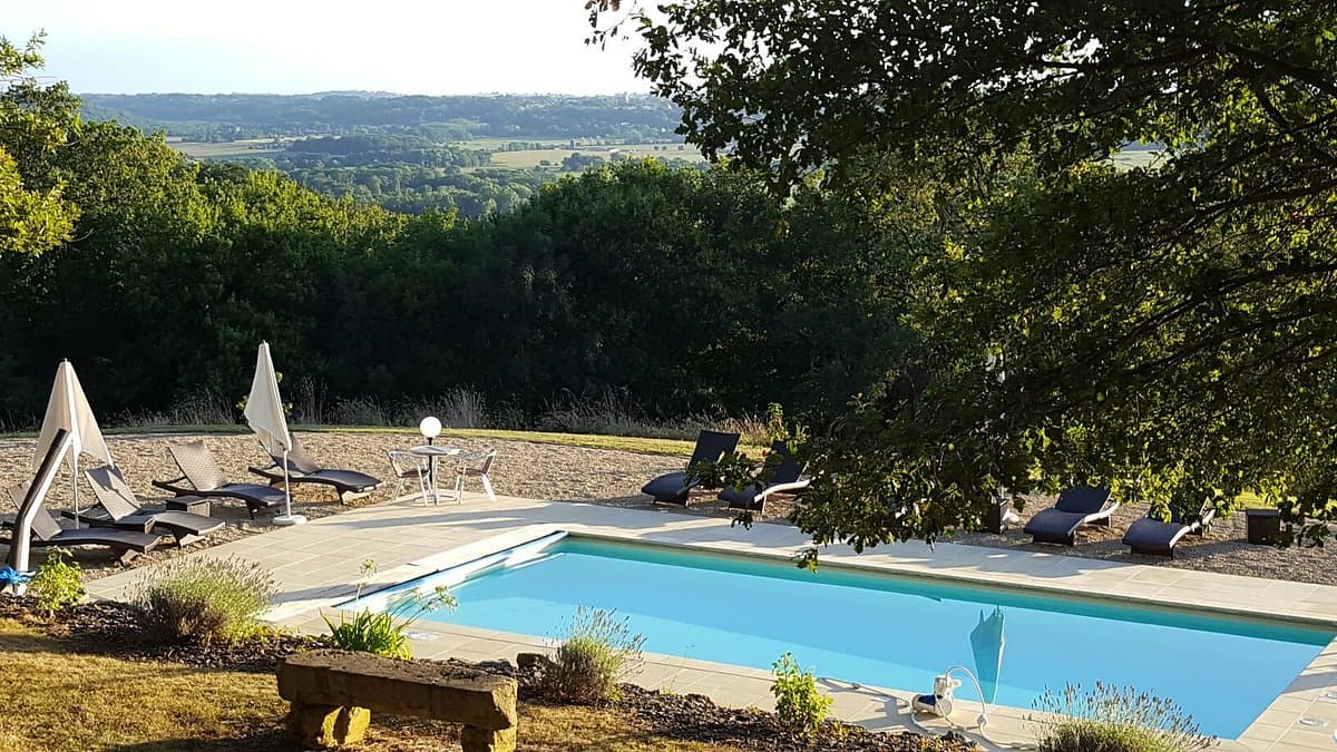 Vue pittoresque et charmante du Château de Projan entouré de collines