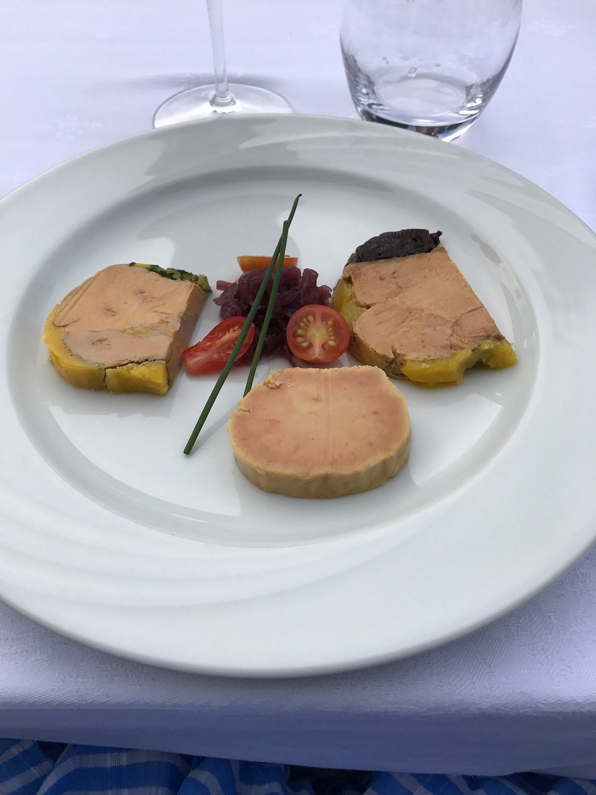 Vue pittoresque et charmante du Château de Projan entouré de collines