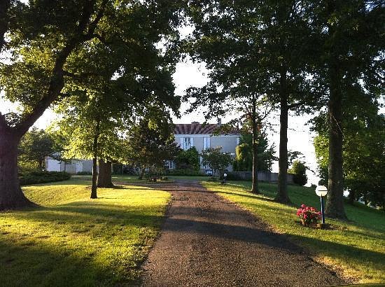 Vue pittoresque et charmante du Château de Projan entouré de collines