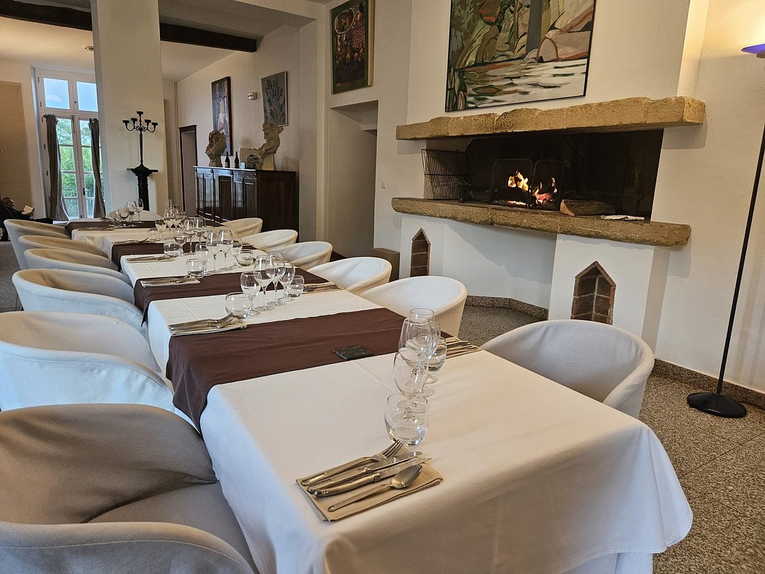 Vue pittoresque et charmante du Château de Projan entouré de collines